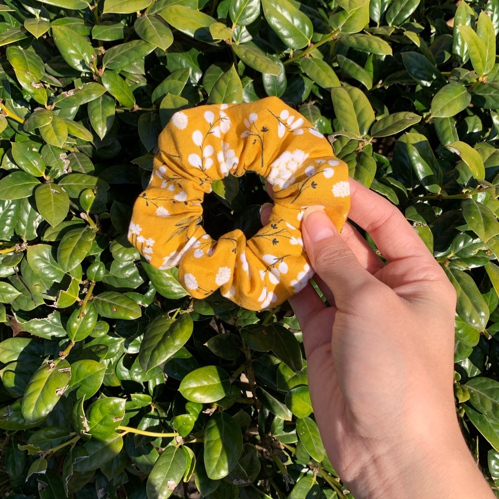 Scrunchie Set πΏπΌ - Picture 3 of 4